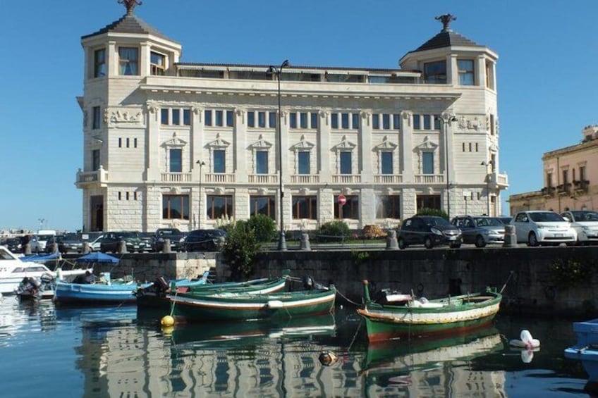 Tour of the island of Ortigia and exploration of sea caves with baths.