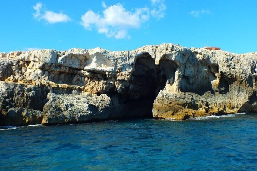 Tour of the island of Ortigia and exploration of sea caves with baths.