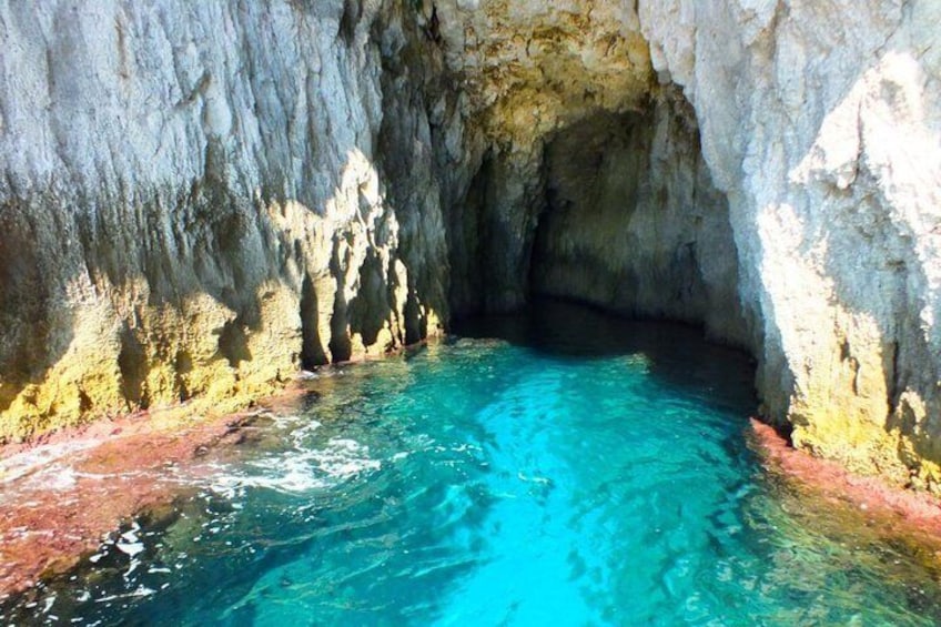 Tour of the island of Ortigia and exploration of sea caves with baths.