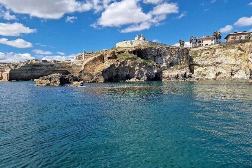 Tour of the island of Ortigia and exploration of sea caves with baths.