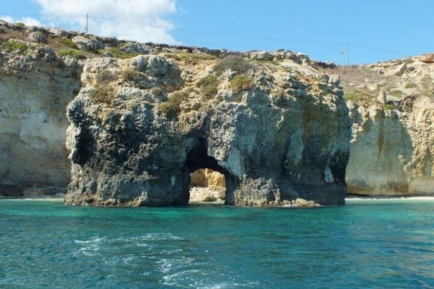 Tour of the island of Ortigia and exploration of sea caves with baths.