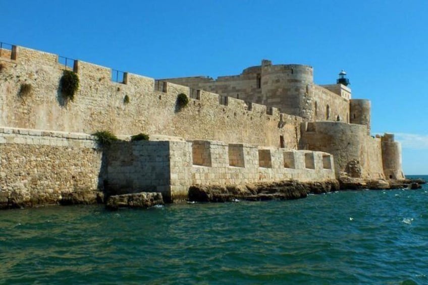 Tour of the island of Ortigia and exploration of sea caves with baths.