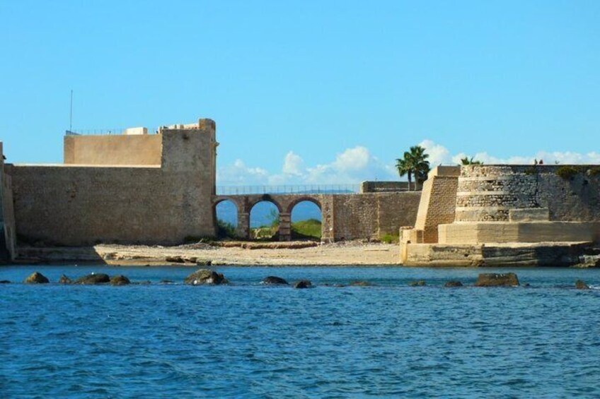 Tour of the island of Ortigia and exploration of sea caves with baths.