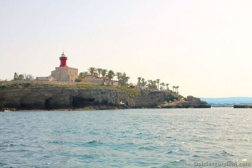 Tour of the island of Ortigia and exploration of sea caves with baths.