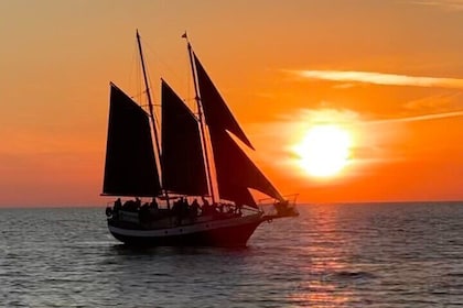 Esperienza di navigazione al tramonto di Suncoast Sailing!