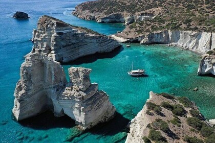 Excursión en barco de medio día a Kleftiko Milos