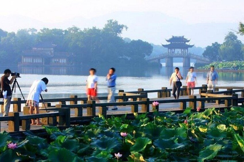  West Lake Private Tour with Boat Ride and Enduring Memories Night Show VIP Seat