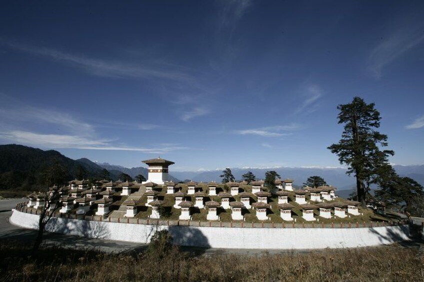 Dochu La (Pass): At a height of 3,100 meters above the sea level, the pass is adorned with 108 beautiful stupas. 