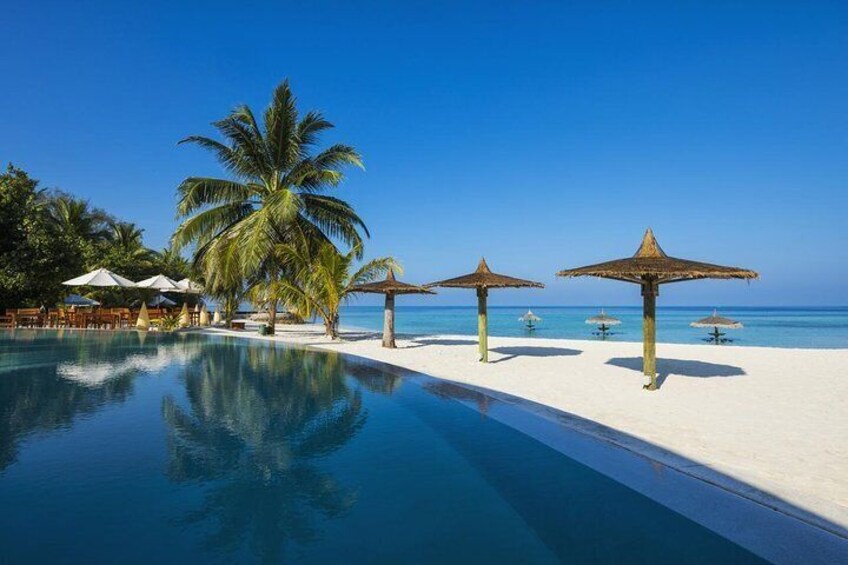Maafushi: Centara Ras Fushi resort day trip