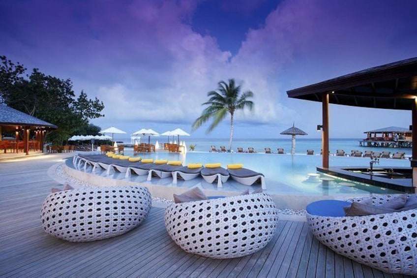 Maafushi: Centara Ras Fushi resort day trip