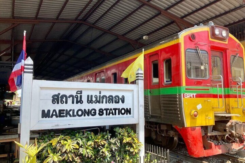 Private Excursion to Maeklong Railway and Amphawa Floating Market