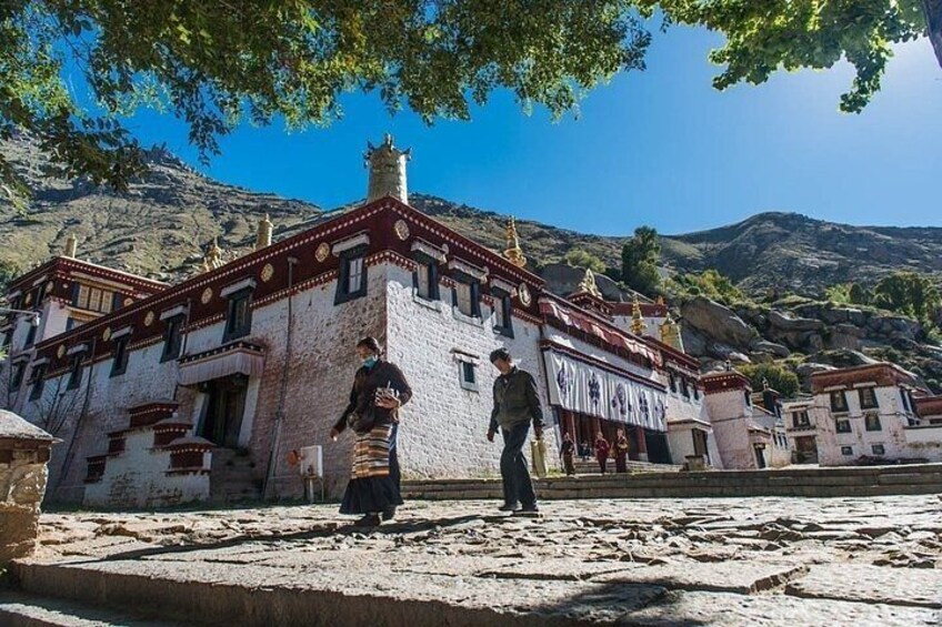 3-Day Private Tibet Tour from Nanjing: Lhasa, Yamdrok Lake and Khampa La Pass