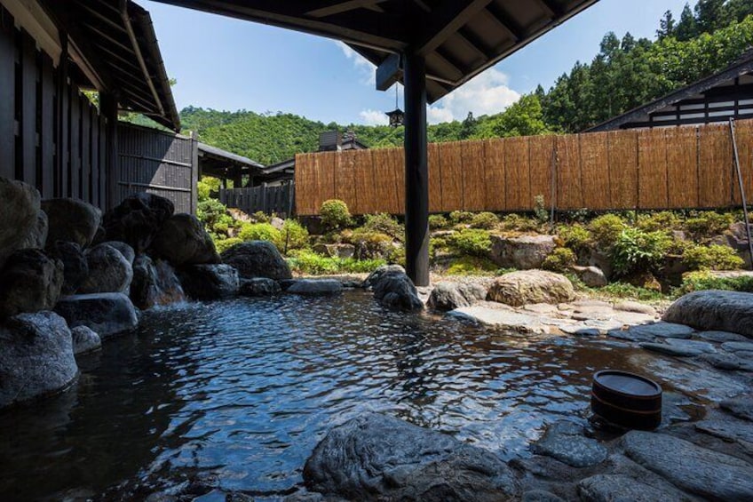  Have your own time in the space of important cultural properties and natural hot springs.