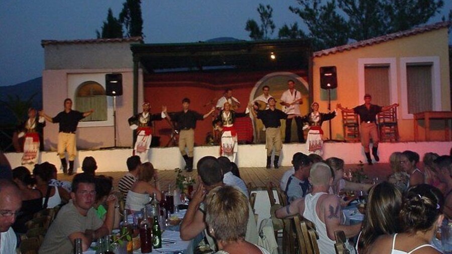 Cretan Evening with show and dancing, food and drinks