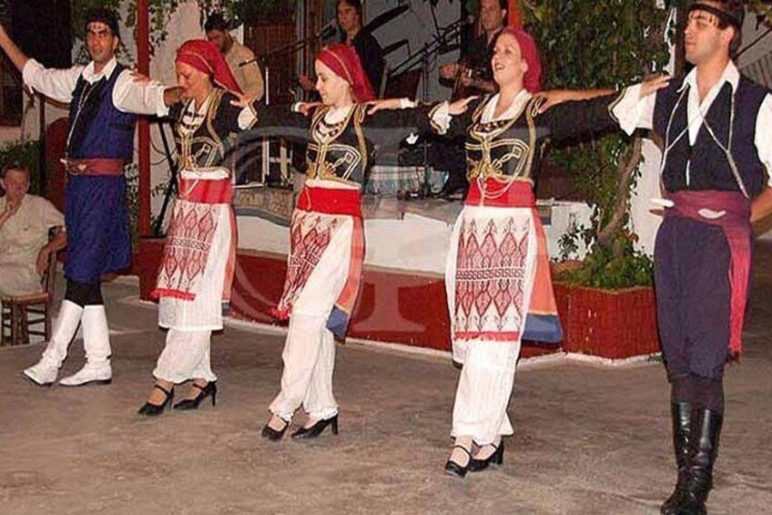 Cretan Evening with show and dancing, food and drinks