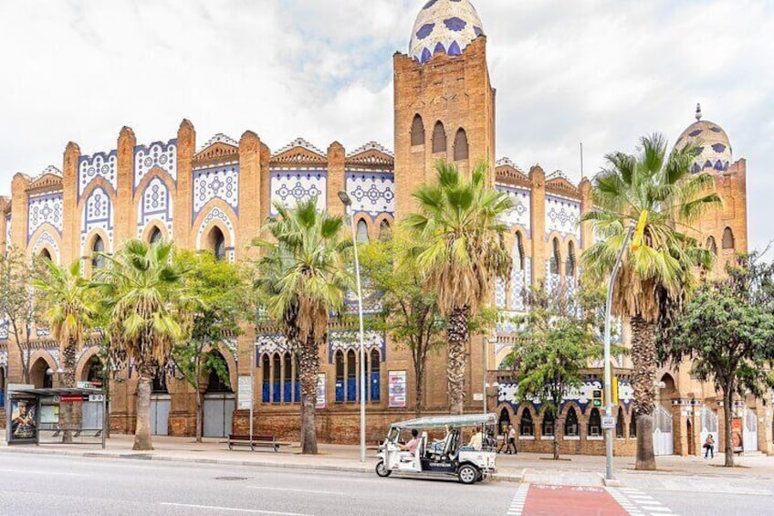 Historical Tour of Barcelona in Private Electric Tuk-Tuk