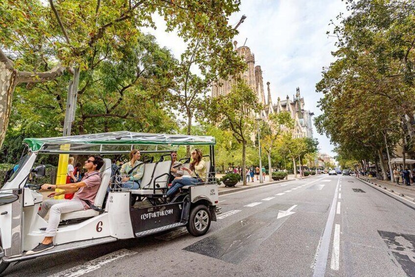 Historical Tour of Barcelona in Private Electric Tuk Tuk