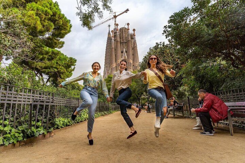 Historical Tour of Barcelona in Private Electric Tuk-Tuk