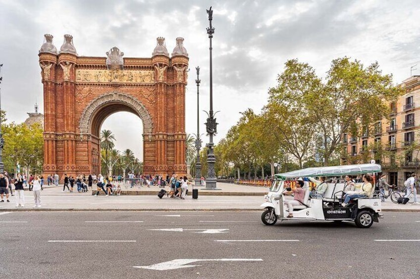 Historical Tour of Barcelona in Private Eco Tuk Tuk