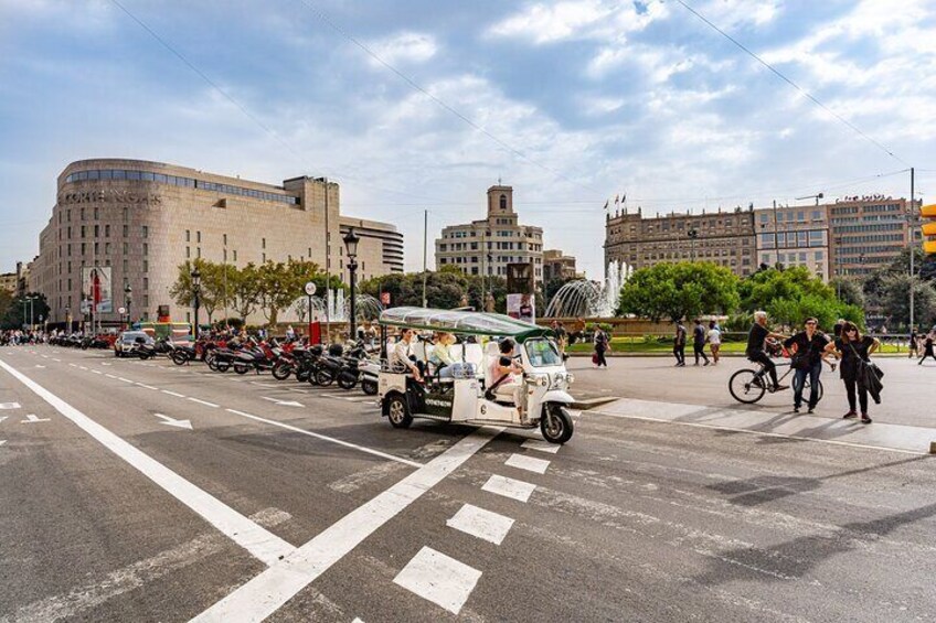 Historical Tour of Barcelona in Private Electric Tuk-Tuk