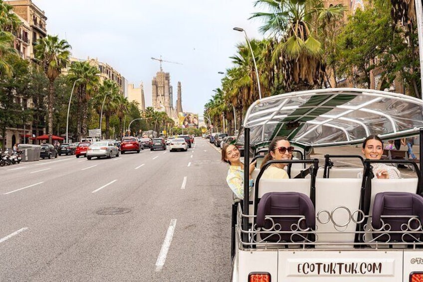 Welcome Tour to Barcelona in Private Electric Tuk Tuk