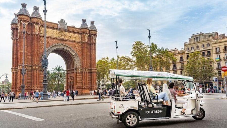 Welcome Tour to Barcelona in Private Eco Tuk Tuk