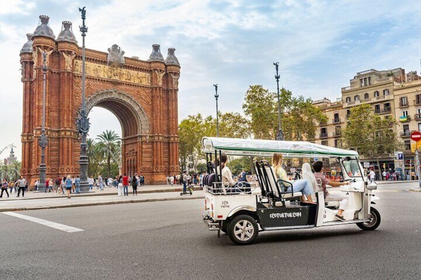 Welcome Tour to Barcelona in Private Electric Tuk Tuk