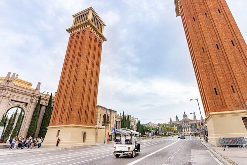 Welcome Tour to Barcelona in Private Electric Tuk Tuk