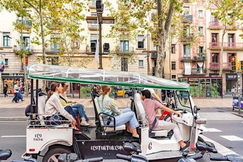Tour of Historic Barcelona in Eco Tuk Tuk Private