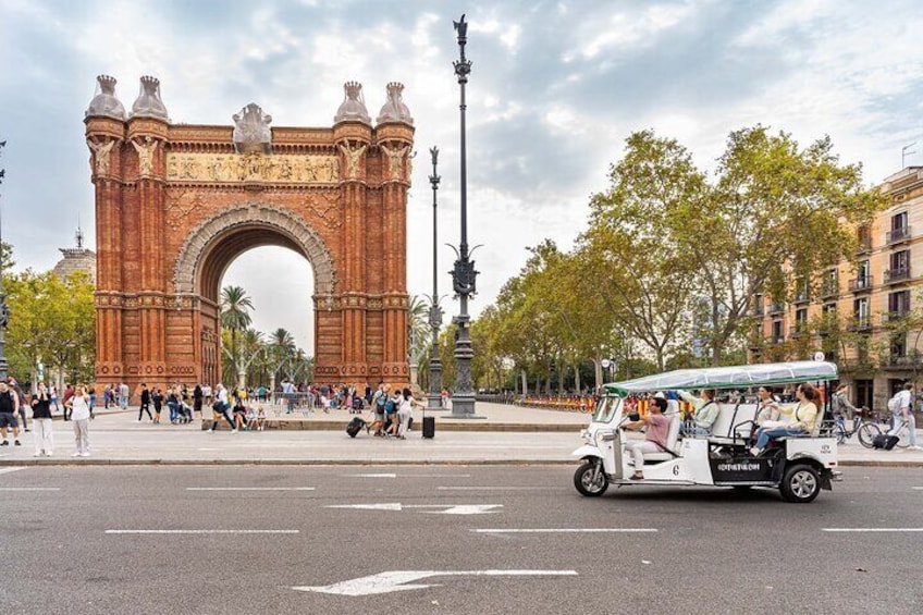 Tour of Historic Barcelona in Eco Tuk Tuk Private