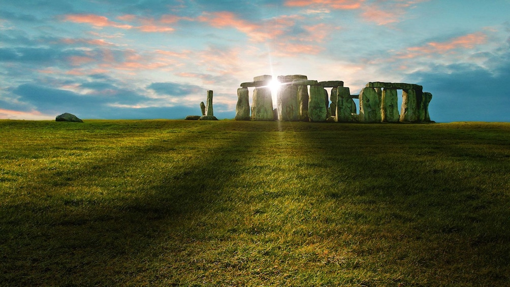 Sunrise viewing of Stonehenge