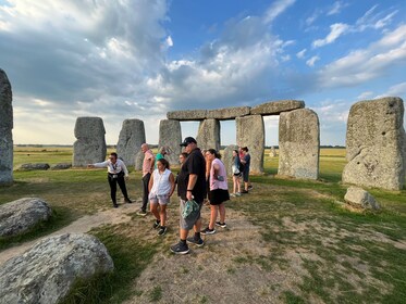 Vista privada de Stonehenge al amanecer o al atardecer con Bath & Lacock