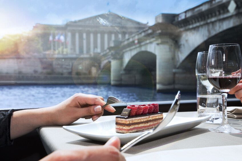 Paris Day Trip from London with Optional Lunch Cruise on River Seine