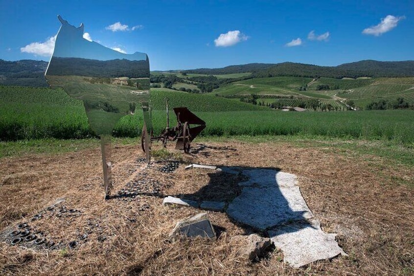 Trekking in the vineyard and artistic installations