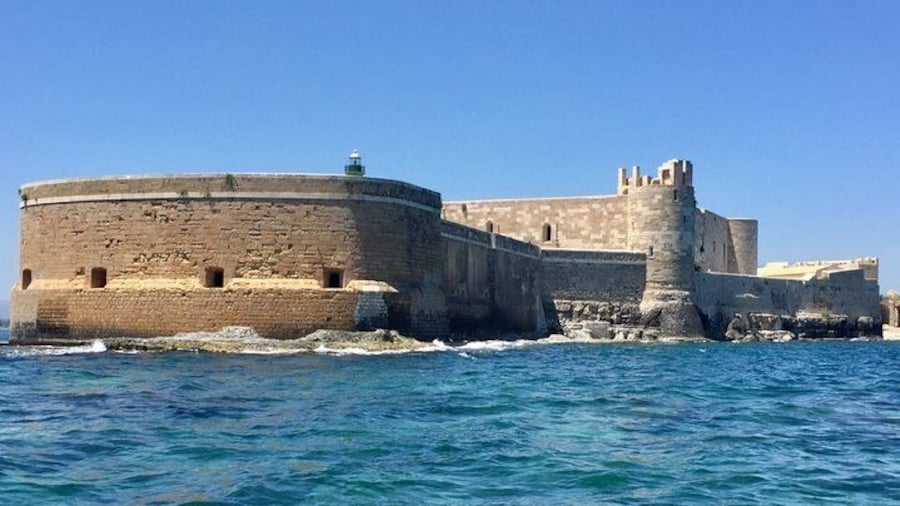 Boat tour Ortigia, sea caves and Pillirina 2h