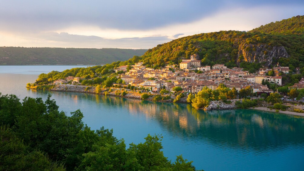 Charger l’élément 1 sur 6. small village on the side of the hill facing the water in Provence