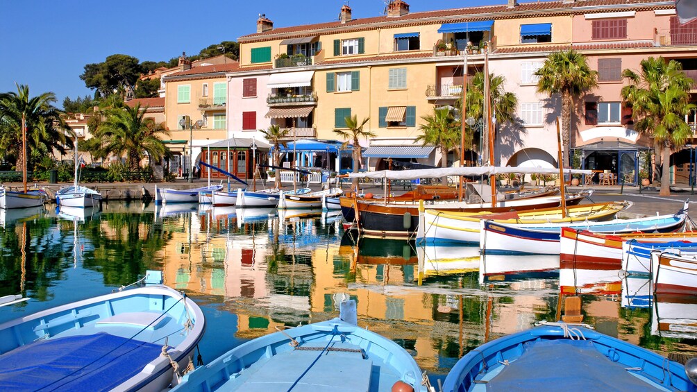 Charger l’élément 1 sur 5. boats docked at the bay in Provence