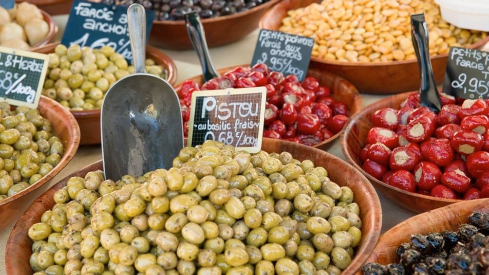 Charger l’élément 5 sur 6. food at the street market in Provence
