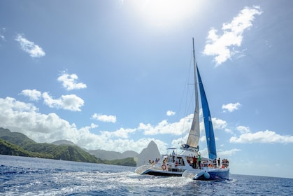 Äventyrskryssning i Soufriere med snorkling, lunch och öppen bar