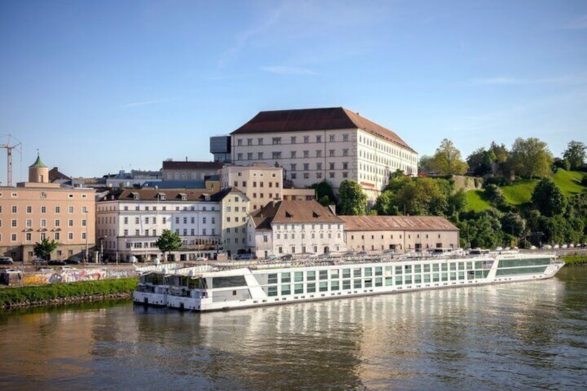 Walking Tour Around Linz for Couples