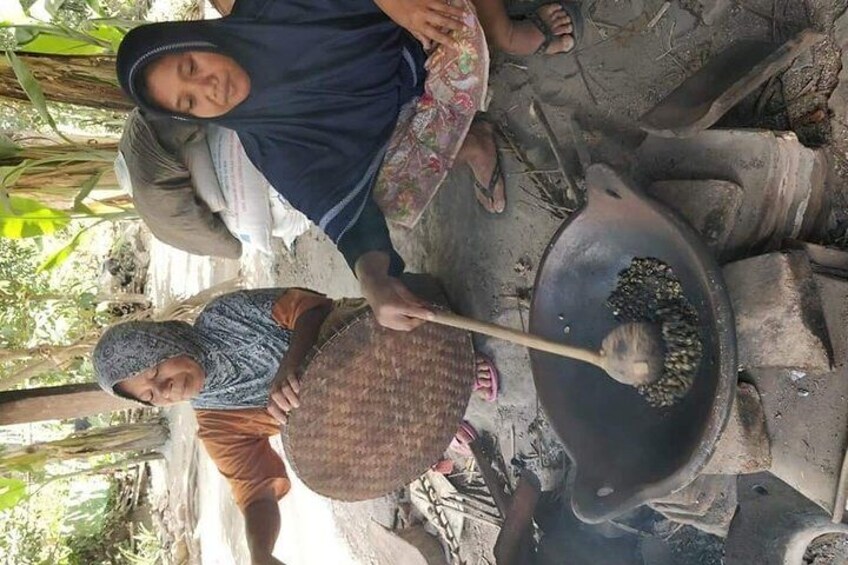 traditional coffee roasting at bonjeruk