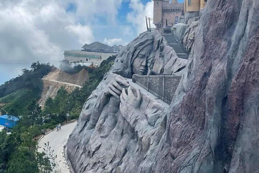 Ba Na Hills Private Tour & Golden Bridge with Both Hands