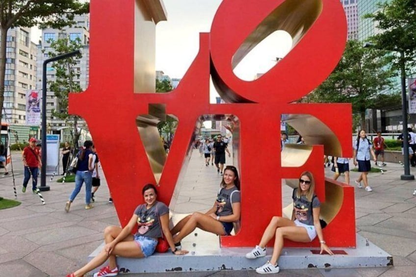 Meet at Taipei 101 (Love Sign)