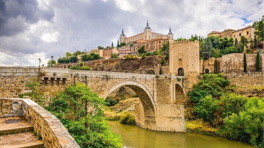 From Madrid: Full Day Trip to Toledo and Segovia