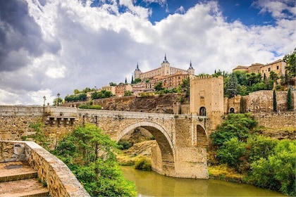 From Madrid: Full Day Trip to Toledo and Segovia