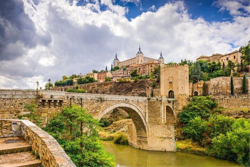 From Madrid: Full Day Trip to Toledo and Segovia