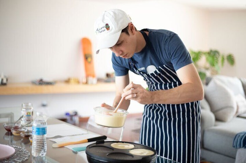 Preparing the delicious crêpes