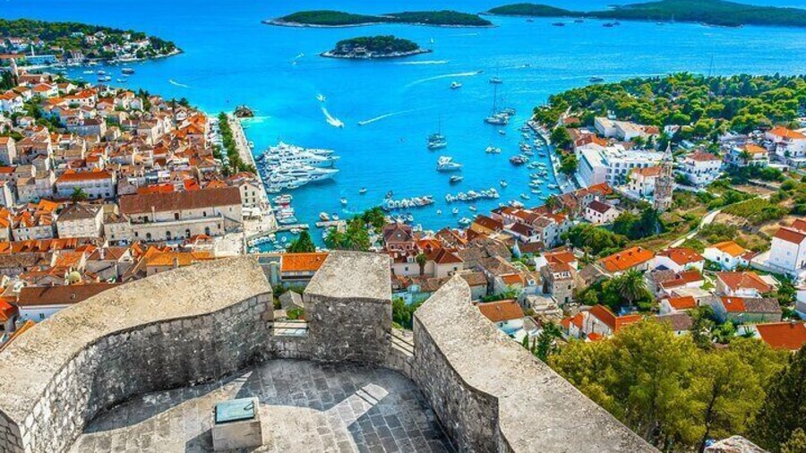 2 hours Romantic walking tour in Hvar