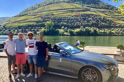 Privat Douro Valley med Mercedes cabriolet, frokost / smagninger 2 vingårde