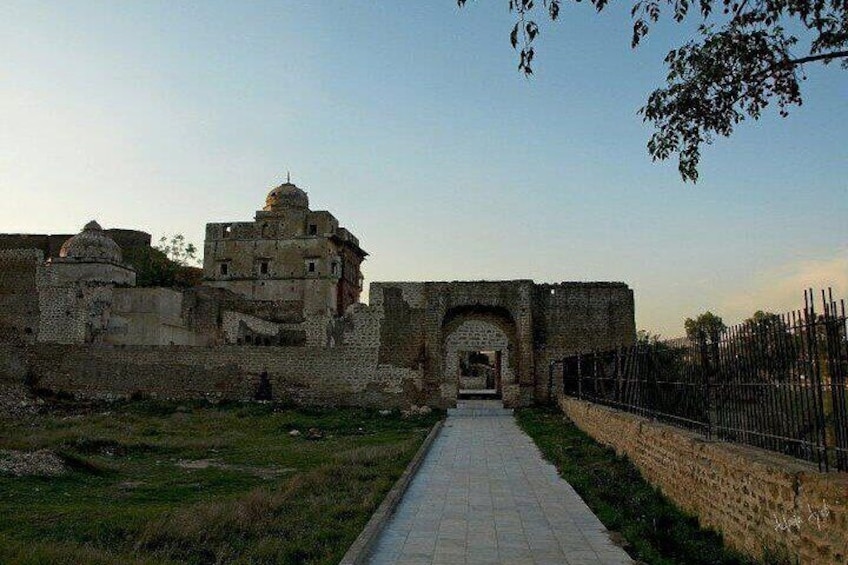 From Lahore: Katas Raj Temple, Khewra Salt Mines & Kalar Kahar Day Trip 